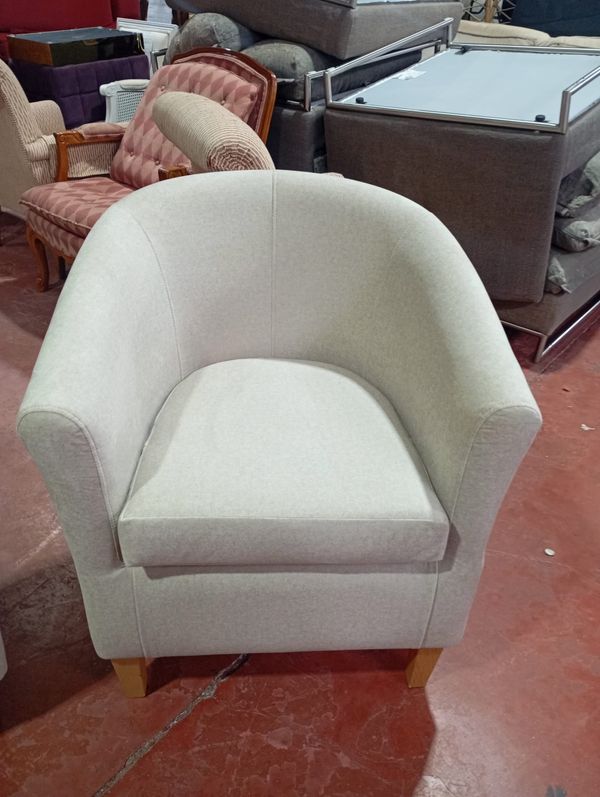 Butaca tipo tonel retapizada en tela blanca con patas de madera