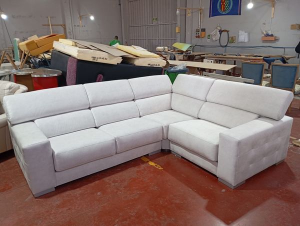 Sofá rinconera de cinco plazas tapizado en tela blanca