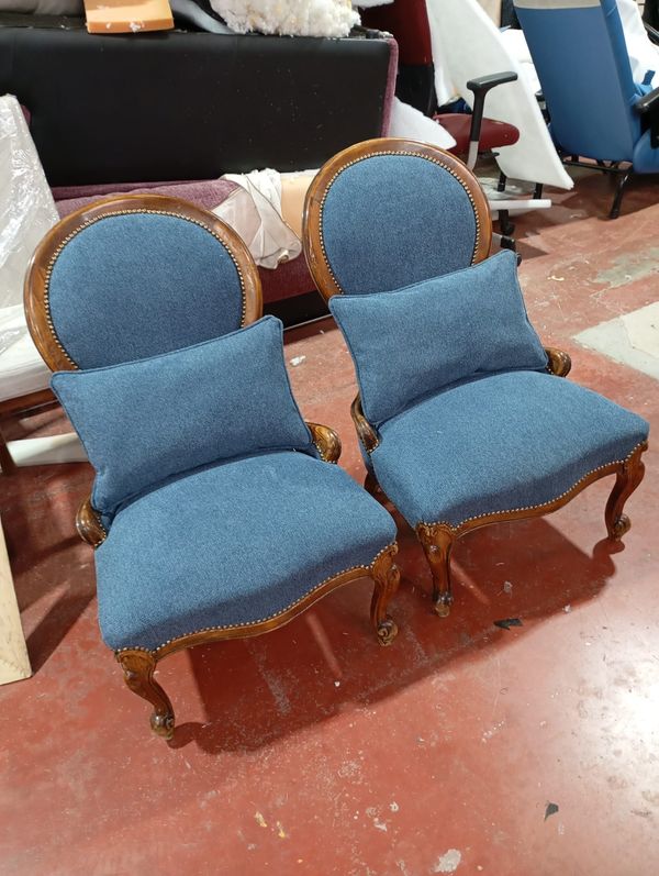 Dos sillas de estilo clásico retapizadas en tela azul