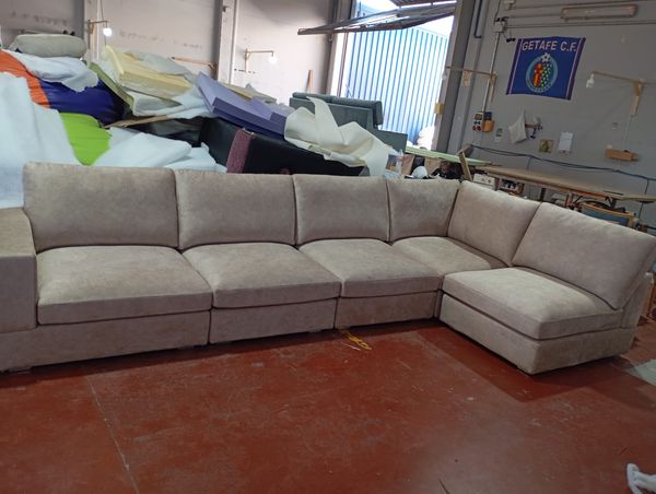Sofá rinconera con chaise longue tapizado en tela beige
