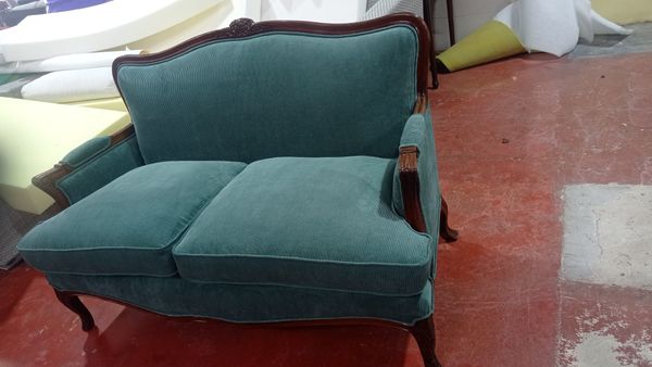 Sofá de dos plazas de estilo clásico retapizado en verde azulado