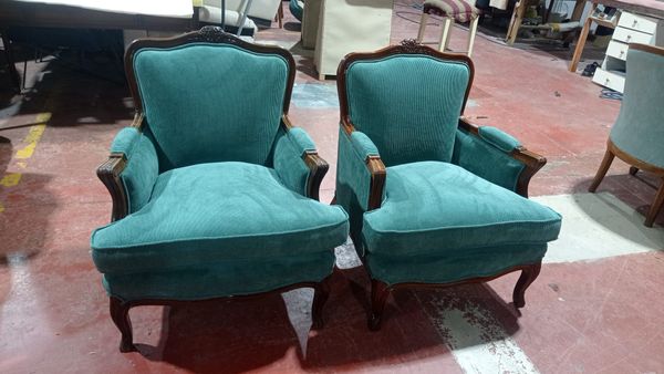 Dos butacas de estilo clásico retapizadas en terciopelo turquesa